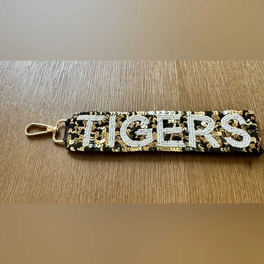Keychain with gold sequins with white beaded inscription Tigers. New.